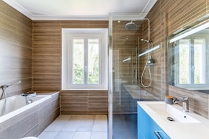 Dusche, Haartrockner, Handtücher