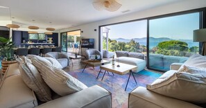 Een televisie en een tafeltennistafel