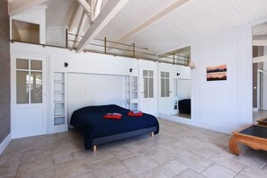 6 bedrooms, desk, iron/ironing board, travel cot