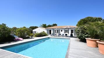 Een binnenzwembad en een buitenzwembad