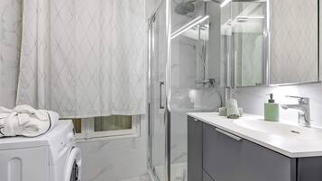 Dusche, Haartrockner, Handtücher, Shampoo