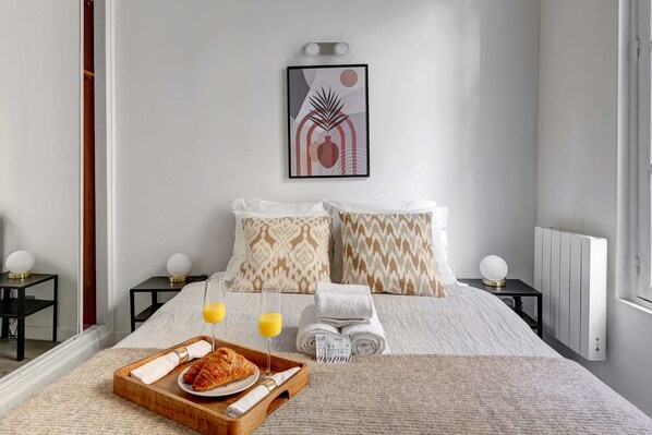1 habitación, escritorio, tabla de planchar con plancha y cuna de viaje 