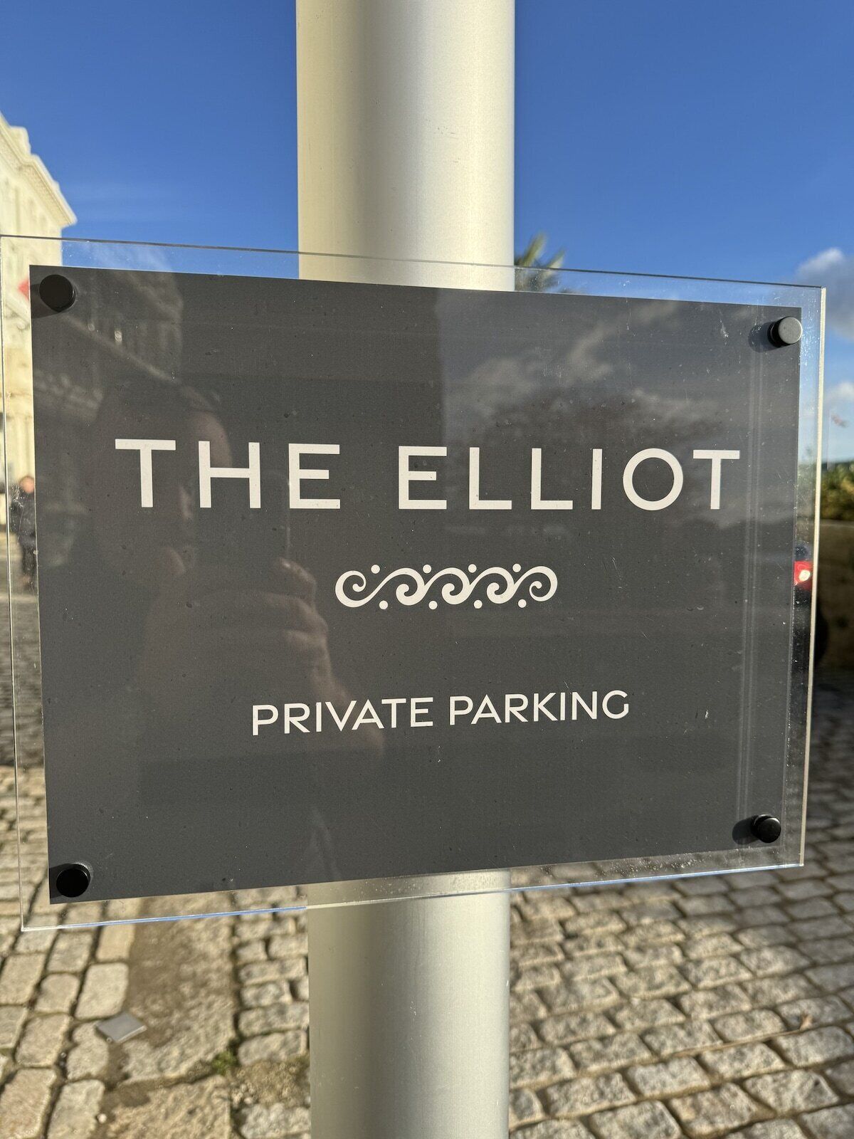 Un panneau indiquant le parking privé de « The Elliot ».