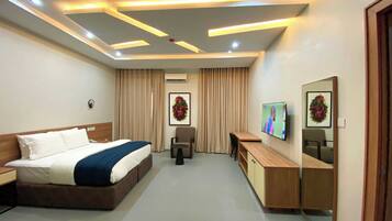 Rom – deluxe, balkong, byutsikt | Skrivebord, skrivebord for bærbar PC, blendingsgardiner og lydisolert