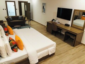 Deluxe Room, Balcony, City View | Meja, ruang kerja komputer riba, langsir/tirai gelap terus, kalis bunyi 
