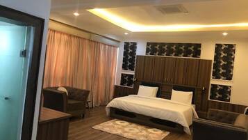 Habitación Deluxe, balcón, vista a la ciudad | Escritorio, espacio para trabajar con laptop y cortinas blackout