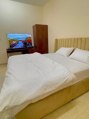 Premium bedding, pillow-top beds, free WiFi, bed sheets - SUNSET HOTEL (Al Amarat)