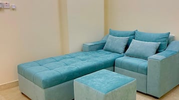 Deluxe appartement | Woonruimte | Een 70-inch smart-tv met digitale zenders