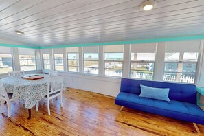 Dining - Coastal Cottage, Sandy Backyard & Steps to Beach (St. Augustine)