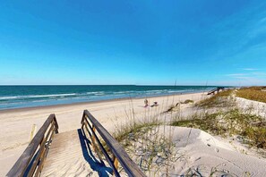 Beach nearby - Coastal Cottage, Sandy Backyard & Steps to Beach (St. Augustine)