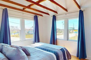 1 bedroom, iron/ironing board, WiFi, bed sheets - Coastal Cottage, Sandy Backyard & Steps to Beach (St. Augustine)