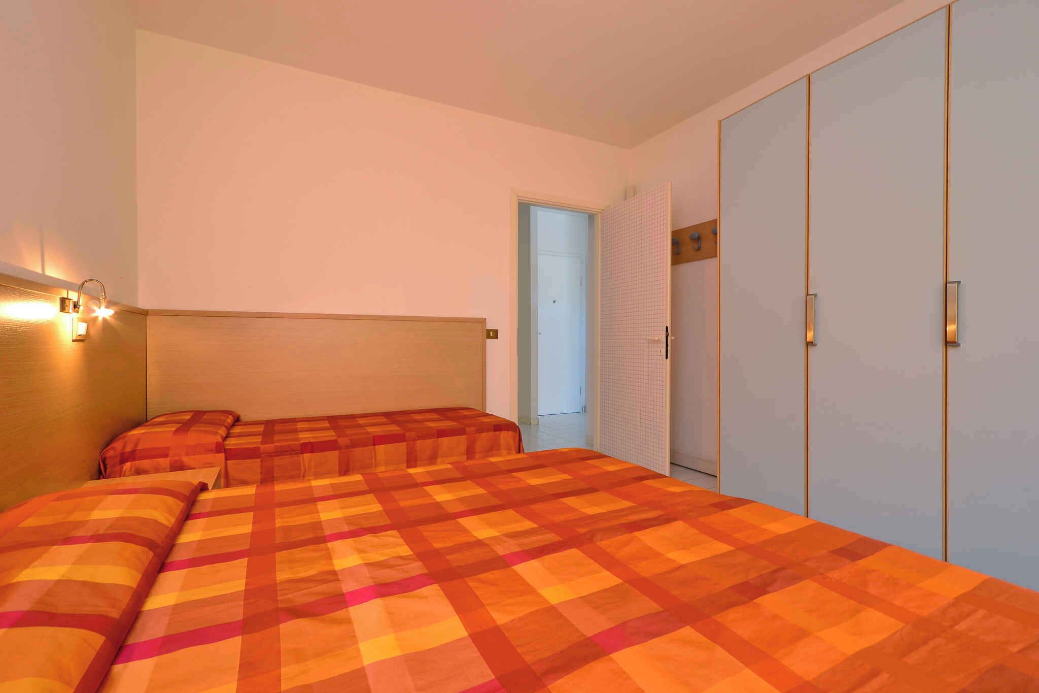 Une chambre d’hôtel avec un grand lit, une armoire et une porte donnant sur une autre pièce.