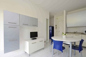 Fridge, microwave, stovetop, coffee/tea maker - Holiday apartment with air conditioning, balcony and pool (Lignano Sabbiadoro)