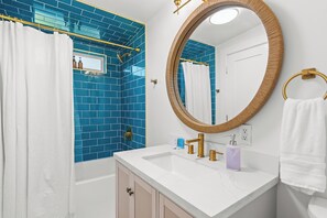 Secadora de cabello, toallas, jabón, papel de baño 