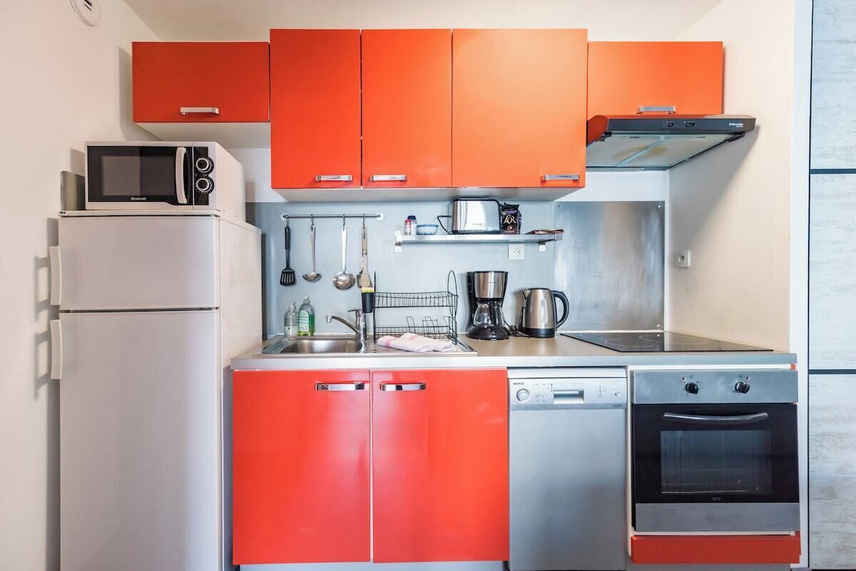 Kühlschrank, Mikrowelle, Ofen, Geschirrspüler