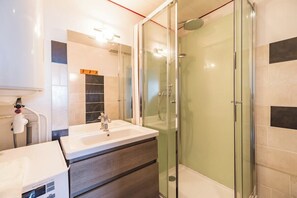 Een douche, een haardroger, handdoeken