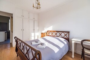 4 bedrooms, desk, iron/ironing board, WiFi