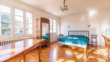 4 bedrooms, iron/ironing board, WiFi, bed sheets