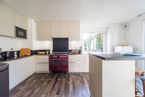 Réfrigérateur, micro-ondes, lave-vaisselle, cafetière/bouilloire