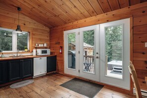 Fridge, microwave, oven, stovetop - Le Fairytale - Enchanting Getaway with Spa & Sauna (Notre-Dame-de-la-Merci)