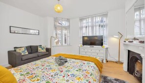 3 bedrooms, desk, iron/ironing board, travel crib