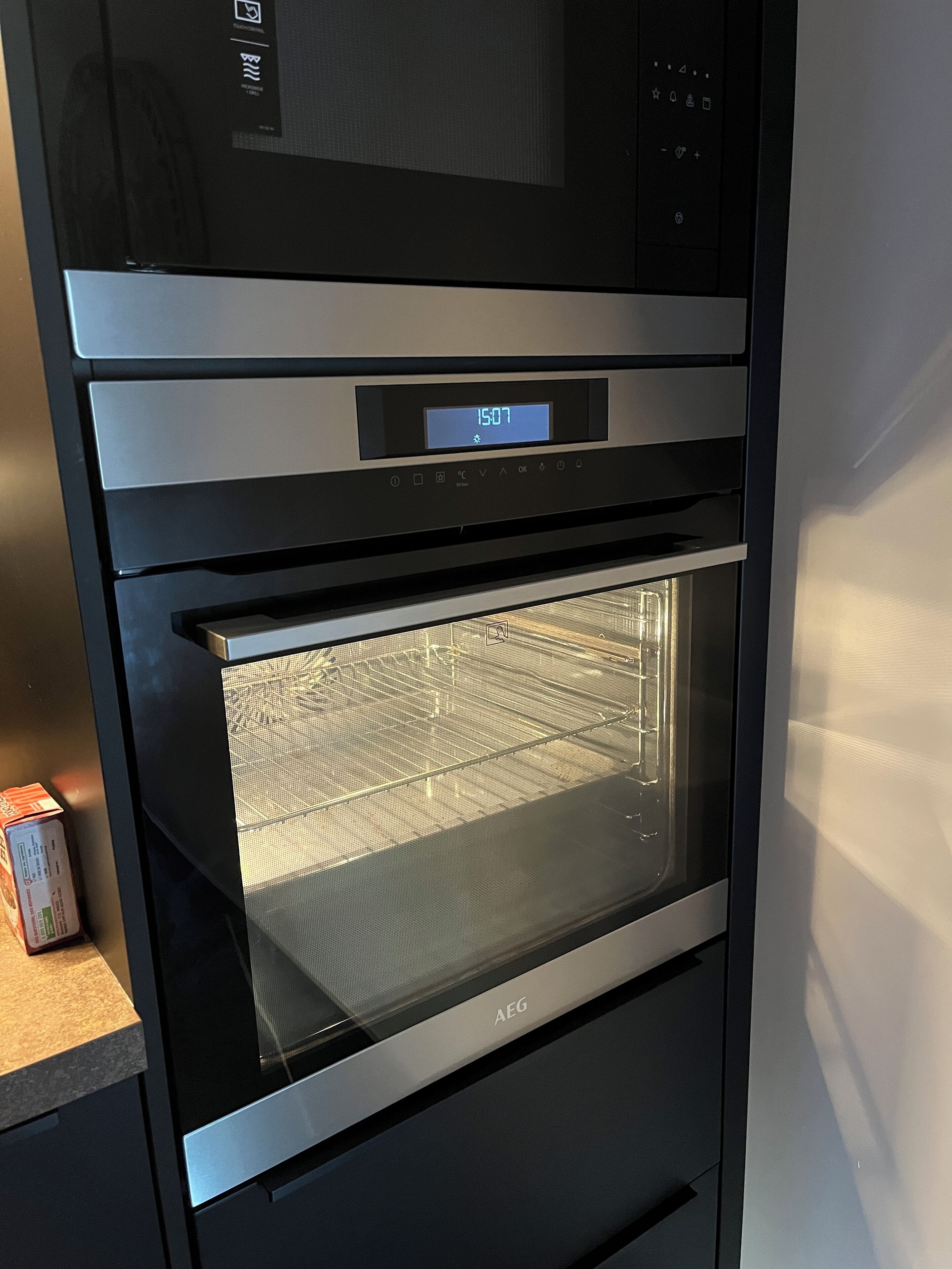 Une cuisine moderne dotée d’un four et d’un micro-ondes encastrés.