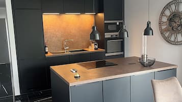 Een koelkast, een microgolfoven, een oven, een kookplaat