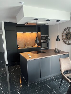 Frigorífic, microones, forn i placa de cuina