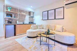 Appartement Luxe, balcon, vue ville | Coin séjour