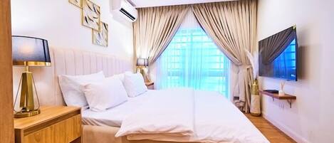 Lyxlägenhet - balkong - utsikt mot staden | 1 sovrum, skrivbord, arbetsyta för laptop och mörkläggningsgardiner