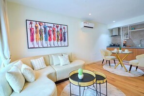 Appartement Luxe, balcon, vue ville | Coin séjour