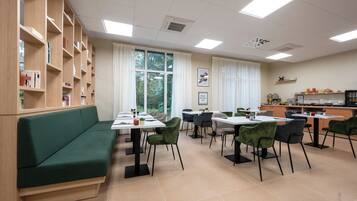 Desayuno buffet diario (EUR 14 por persona)