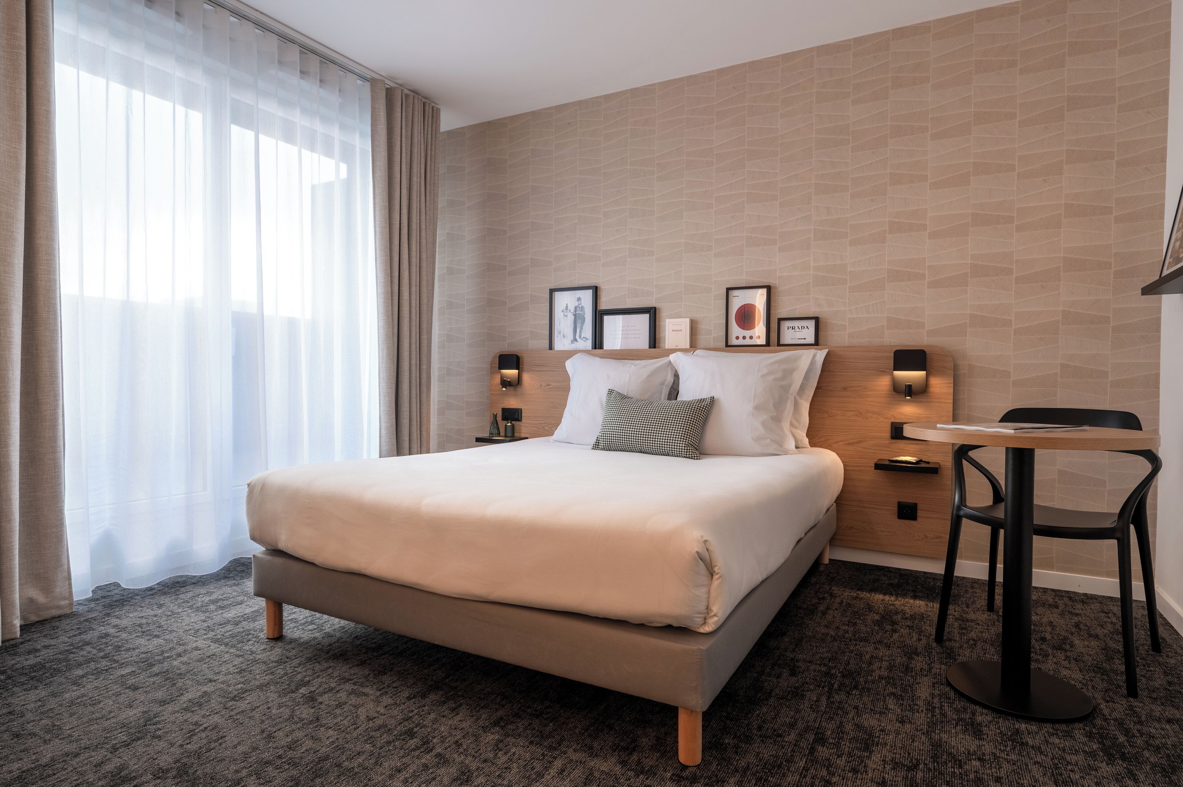 Caja de seguridad en la habitación y espacio para trabajar con laptop 