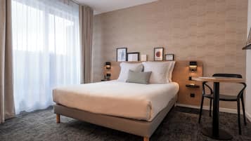 In-room safe, laptop workspace, iron/ironing board, free WiFi