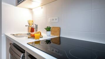 Standard-studio | Yksityinen keittiö | Minijääkaappi, mikroaaltouuni, liesi, astianpesukone