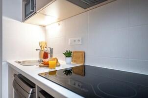 Frigobar, microondas, placa de cocina, lavavajillas