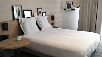 Premium Studio, Balcony (en étage élevé) | 1 bedroom, in-room safe, laptop workspace, iron/ironing board