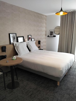 Premium Studio, Balcony (en étage élevé) | 1 bedroom, in-room safe, laptop workspace, iron/ironing board