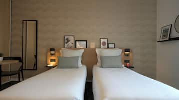 Caja de seguridad en la habitación y espacio para trabajar con laptop