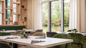 Petit déjeuner buffet (14 EUR par personne)