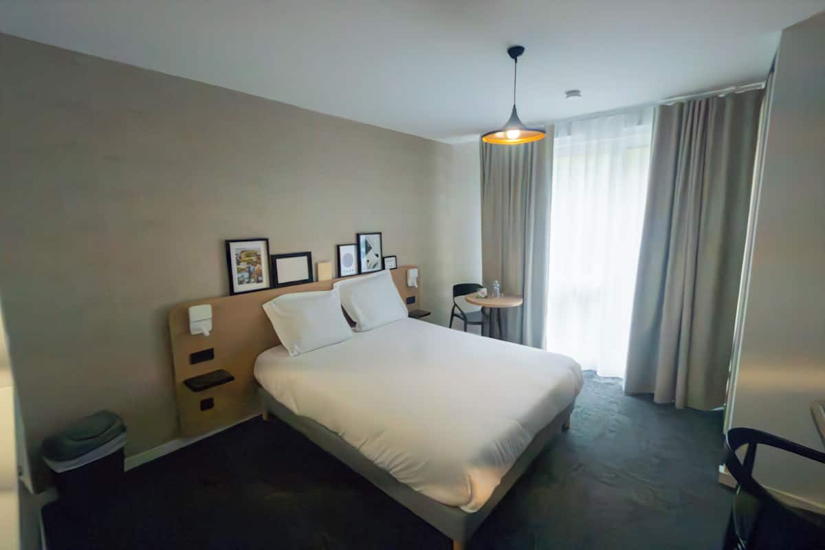 Premium Studio, Balcony (en étage élevé) | 1 bedroom, in-room safe, laptop workspace, iron/ironing board