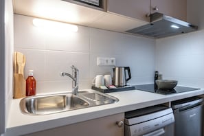 Standard Studio | Private kitchen | Mini-fridge, microwave, stovetop, dishwasher