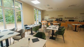 Petit déjeuner buffet (14 EUR par personne)