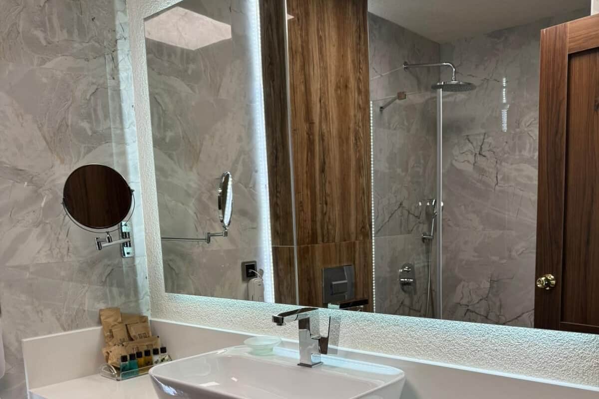 Quarto casal standard, vista para a cidade | Banheiro | Produtos de toalete grátis, secador de cabelo, roupões de banho
