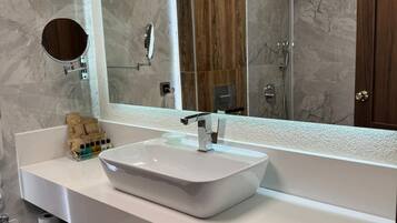 Standard-Doppelzimmer, Stadtblick | Badezimmer | Kostenlose Toilettenartikel, Haartrockner, Bademäntel, Hausschuhe