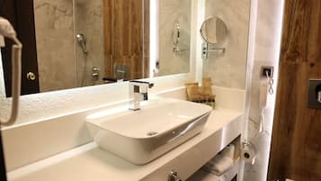 Standard-Doppelzimmer, Stadtblick | Badezimmer | Kostenlose Toilettenartikel, Haartrockner, Bademäntel, Hausschuhe