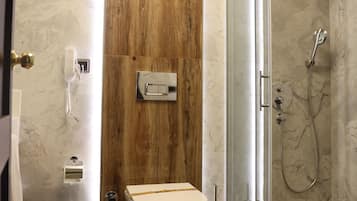 Habitación estándar doble, vistas a la ciudad | Baño | Artículos de higiene personal gratuitos, secador de pelo y albornoces