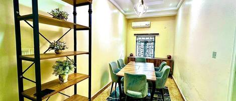 Chambre Double ou avec lits jumeaux, balcon, vue cour intérieure | Restauration dans la chambre