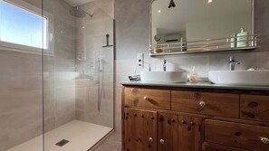 Shower, hair dryer, towels