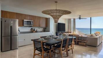 Frigorífic, microones, placa de cuina i cafetera i tetera